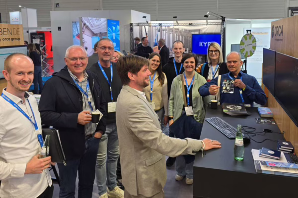 digitalBAU 2026: Austausch am Messestand der Orca Group